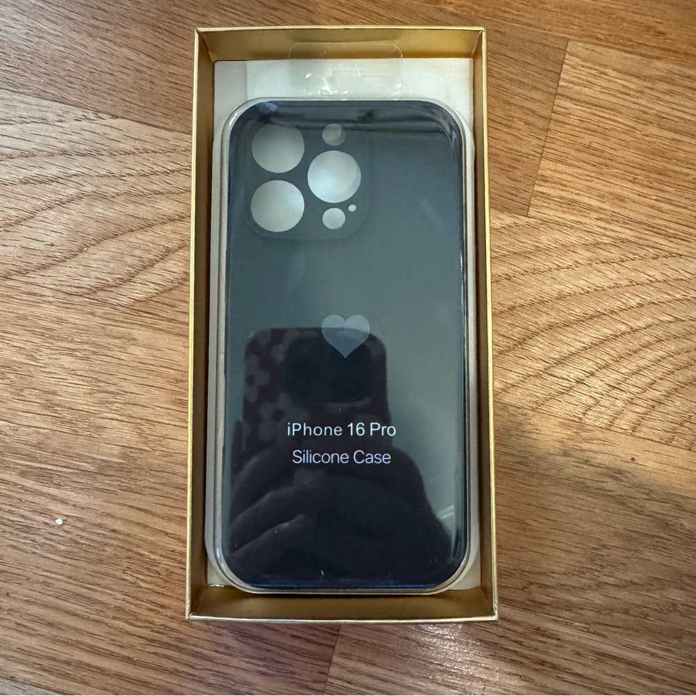 🔴 Iphone 16 Pro Case & Screen Protector - Picture 2 of 3